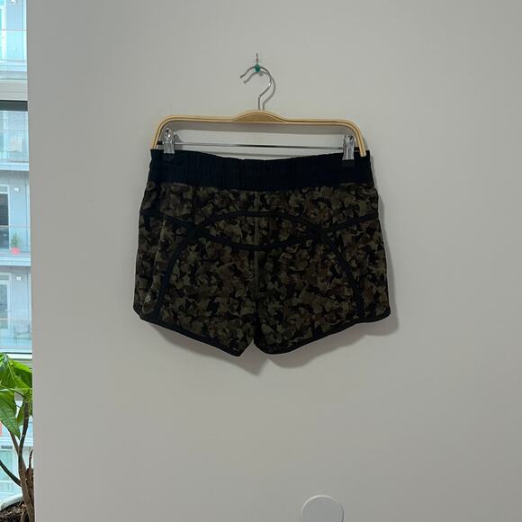 Lululemon Green & Black Camo Print Speed Shorts Size 8 - Picture 4 of 4